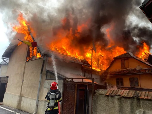 Incendiu în Şchei: A ars şi casa lui, şi a părinţilor
