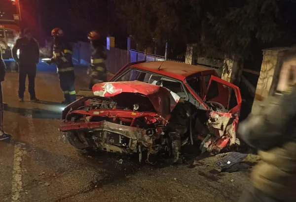 Cu maşina-n zid, scos aproape mort din maşină