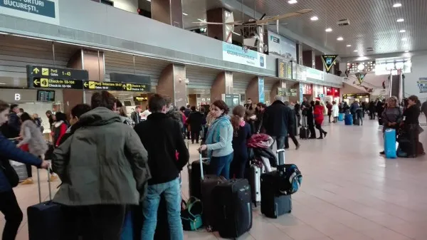 Aşteptat cu cătuşe la aeroport: Donjuanul din Cristian care-şi şantaja pe Facebook iubitele  