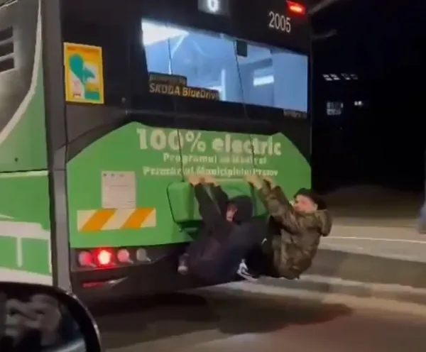 Noua „distracţie” în Braşov: agăţatul de troleibuz