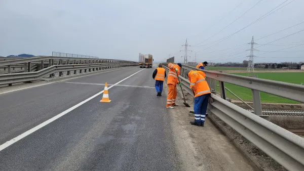 Curăţenie de primăvară pe Ocolitoarea Braşovului. Mesaj către şoferi: circulaţi cu atenţie, ca să nu accidenţaţi muncitorii