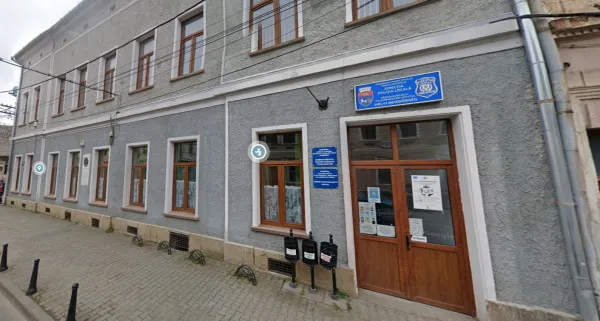 Vândută de tată, pentru 50 de lei şi sticle de alcool. Poliţiştii care au ignorat-o, trimişi în judecată