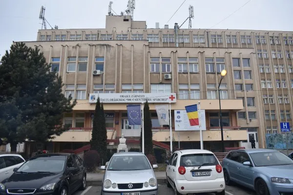 Spitalul din Zărneşti va fi mai sigur, promite Primăria. În prezent, 90% din instalaţiile electrice sunt învechite, iar riscul incendiilor este foarte mare