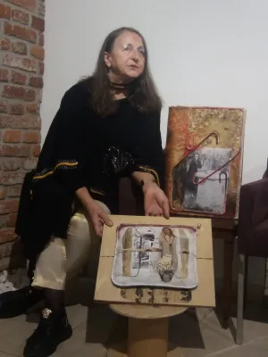 Expoziţie la Rectorat, deschisă cu o proiecţie pe faţada clădirii, vineri