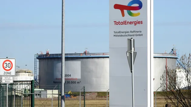 Francezii de la TotalEnergies, cu o uzină la Cristian, au decis să vândă o fabrică de lubrifianţi din Rusia