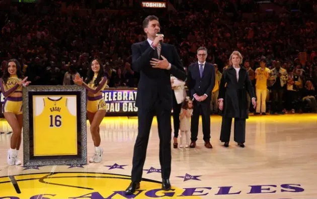 Los Angeles Lakers, a retras tricoul cu numărul 16, purtat de Gasol