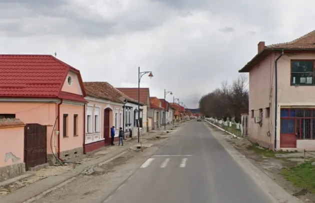 Urmărită pe stradă, atinsă în zonele intime