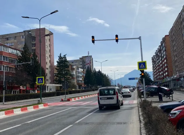 Încă o trecere de pietoni semaforizată în municipiul Brașov. Urmează montarea unor astfel de dispozitive la alte două treceri