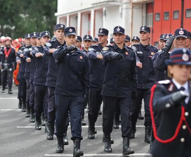 Guvernul vrea mai mulţi poliţişti, pompieri şi jandarmi