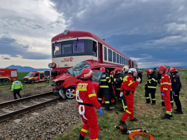 Mașină lovită de tren, între Cărpiniș și Prejmer