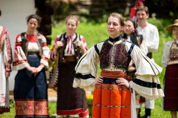 Concurs de fotografie cu costume populare