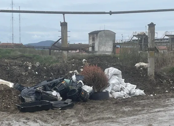 Dosar penal pentru curăţenia de Paşte de la Bod: filmaţi îngropând gunoiul în spatele Fabricii de Zahăr 