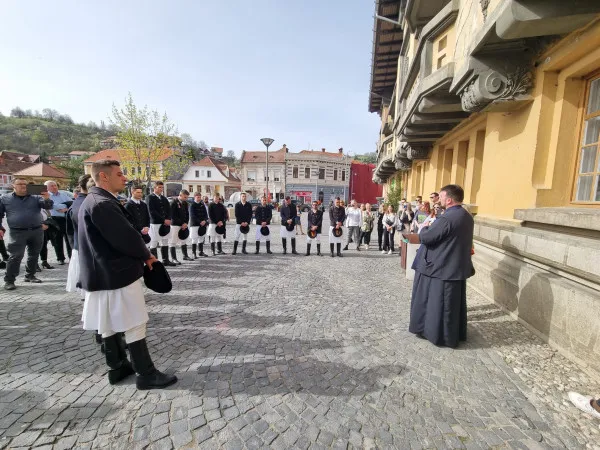 Tradiţie dusă mai departe în Şcheii Braşovului. Junii au început seria evenimentelor din Săptămâna Luminată
