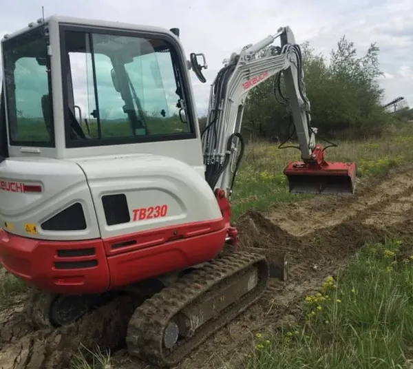 Au furat un excavator de la marginea satului