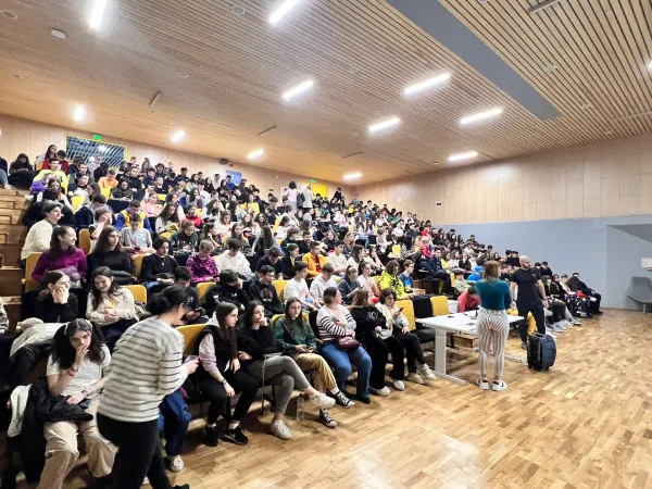 Sute de elevi participă la orele de ecologie organizate de ADI ISO Mediu Braşov. „În multe situaţii, sălile sunt neîncăpătoare”