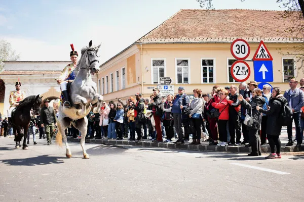 „Un spectacol fastuos, o demonstraţie de bărbăţie”: Zeci de mii de braşoveni au participat la Parada Junilor. În Cetate au coborât 210 juni călare