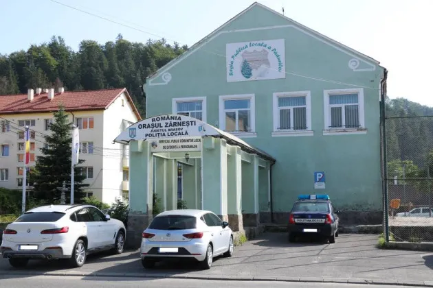 Patroni bătuţi în faţa magazinului