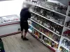 Îşi umplea rucsacul cu mâncare, băutură şi ţigări, când magazinul era închis