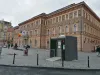 Universitatea Transilvania Braşov cere mutarea toaletei din Livada Poştei