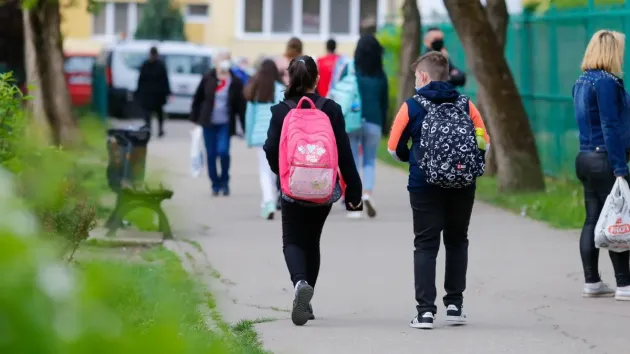 Tinerii fără şcoală care refuză „A doua şansă” nu vor mai primi ajutorul social