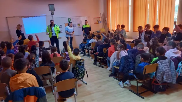 Oamenii legii, „la catedră” la şcoala din Predeluţ