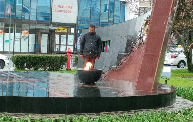 Monumentul ridicat în memoria rezistenţei anticomuniste de la Braşov rămâne o sursă de încălzire „gratuită”