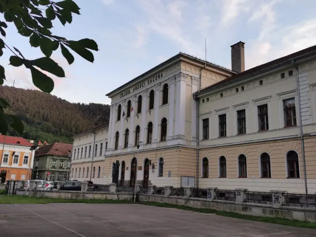 Colegiul Naţional „Andrei Şaguna” ar putea reveni la culoarea originală
