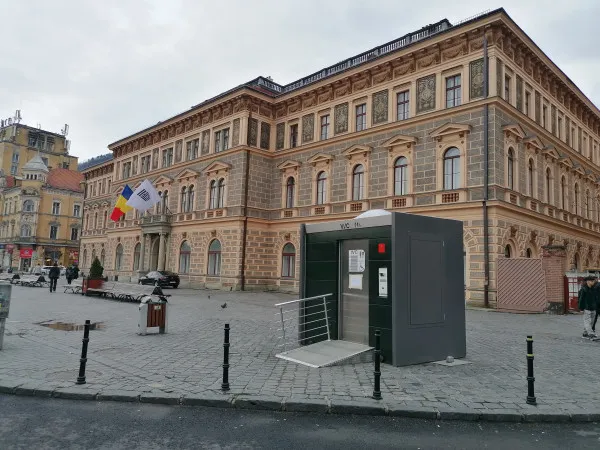 Universitatea Transilvania Braşov cere mutarea toaletei din Livada Poştei