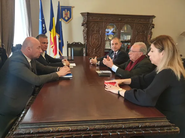 Specialiştii francezi vor pregăti un proiect pentru parcul fotovoltaic pentru Aerogara Braşov