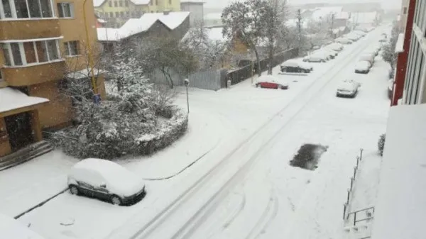 Braşovenii, rugaţi să îşi lase maşinile acasă. Azi este Cod portocaliu de ninsori