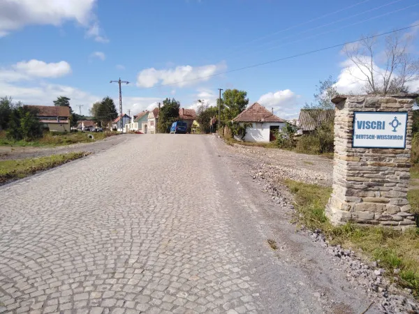 De luni, interzis cu maşina pe uliţele din Viscri