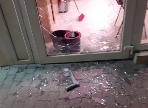Un client „turbat” le-a făcut praf terasa