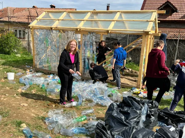 Despre reciclare, altfel. Exemplul Recea: Seră din pet-uri de plastic