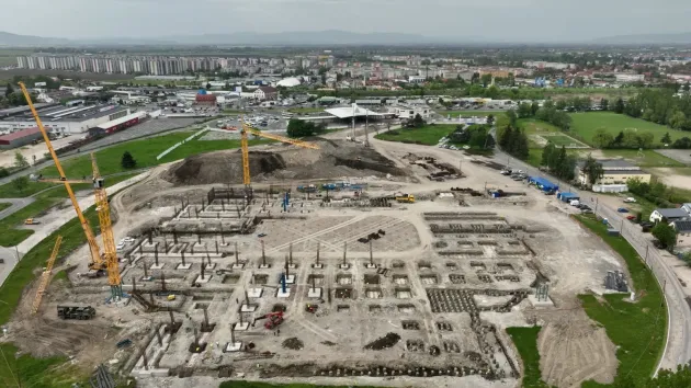 Sala Polivalentă a Braşovului a ieşit din pământ  