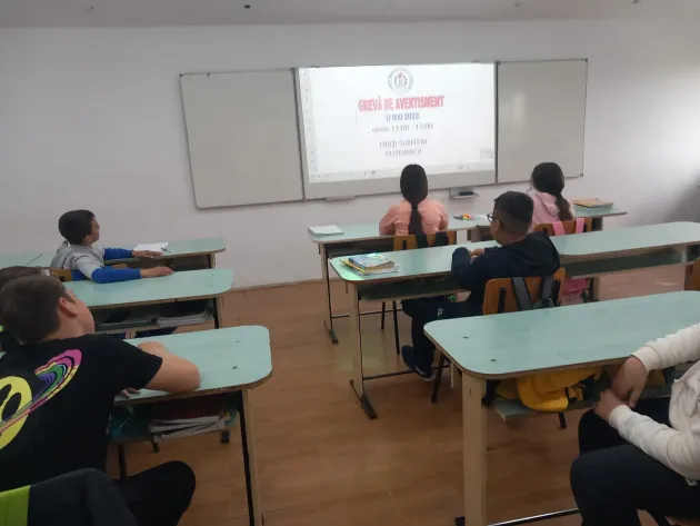 Prima grevă generală în Educaţie, după 18 ani, asemenea sistemului: „Generală” nu înseamnă chiar toţi, iar părinţii au aflat abia în weekend dacă fac sau nu copiii ore