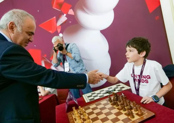 Fiul unui poliţist braşovean, alături de Garry Kasparov, legenda şahului mondial