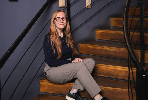 Voluntară de la 14 ani în asociaţii din segmentul asistenţei sociale, şefă de promoţie la Asistenţă Socială