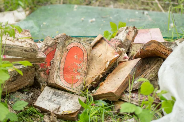 Morman de cărţi aruncate în Munţii Făgăraş, la izvorul Dâmboviţei
