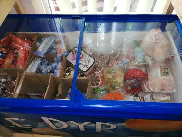 Ce mai găseşte OPC-ul, la vânzare: Butelii ruginite, alimente expirate de 2 ani, îngheţată în frigiderul cu mici