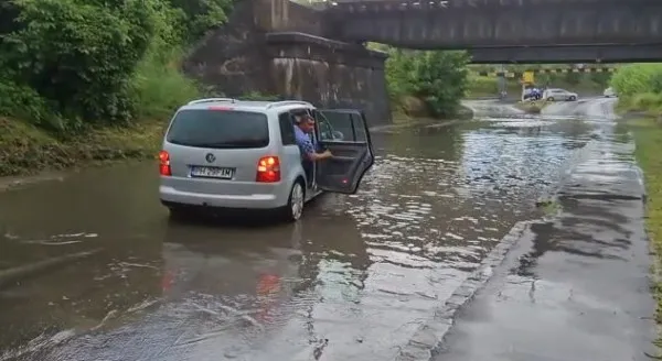 Rupere de nori peste Brașov. Mașinile abia treceau pe sub podurile „înecate” în apă