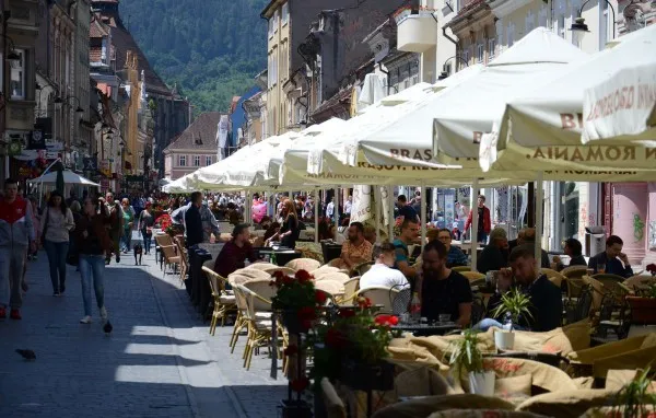 Fără acordul noatrial al vecinilor: Terasele şi restaurantele din Centrul istoric al Braşovului, deschise până la miezul nopţii