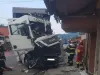 Un şofer a murit după ce a intrat cu „TIR”-ul într-un imobil
