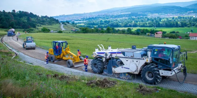 Bucureştenii de la Viarom vor turna asfalt şi în următorii 4 ani pe drumurile din judeţul Braşov