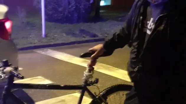 Un bărbat de 57 de ani i-a furat bicicleta unui tânăr de 22