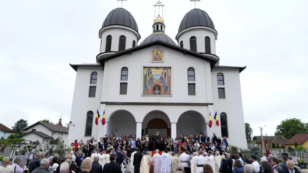 Biserica „Pogorârea Sfântului Duh” din Cristian, sfinţită după lucrări care au durat 16 ani