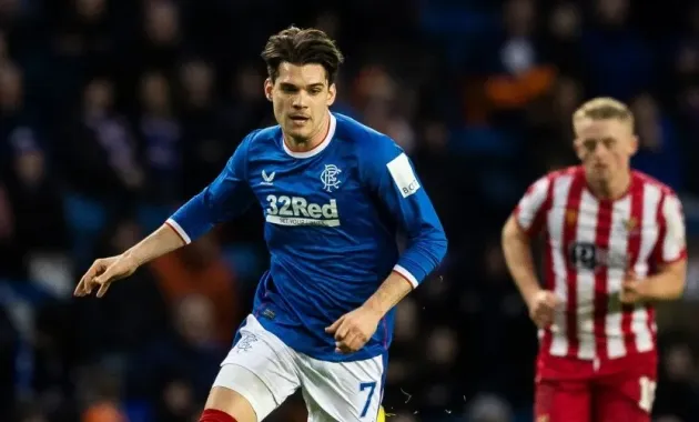 Ianis, contract de peste un milion de lire pe an, la Glasgow