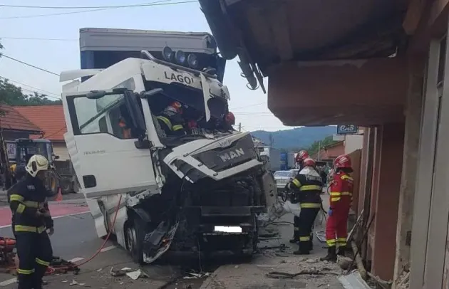 Un şofer a murit după ce a intrat cu „TIR”-ul într-un imobil