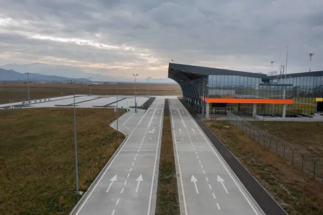 115.000 de lei, cheltuiala necesară pentru a scăpa de „bălăriile” din perimetrul Aeroportului