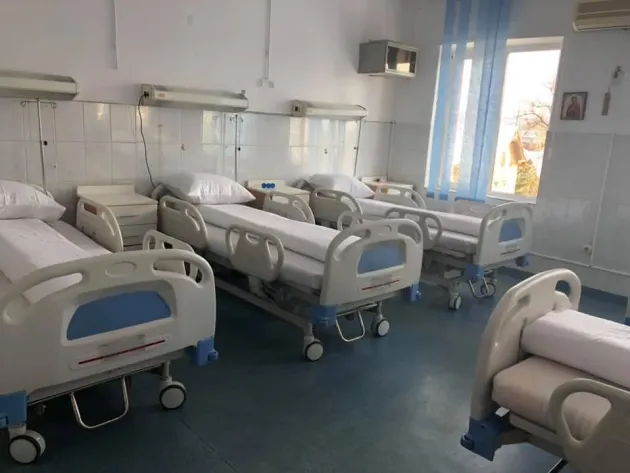 Scădere cu peste 2.000 de paturi în spitale, care intră însă pe paliaţie
