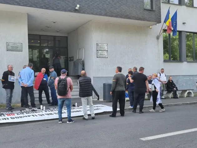 Eroii ascunşi. Protest la uşa Parchetului, protest la uşa Primăriei